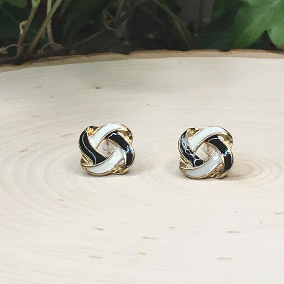 CLASSY BLACK AND WHITE EARRINGS (E5) - Picture 5 of 8